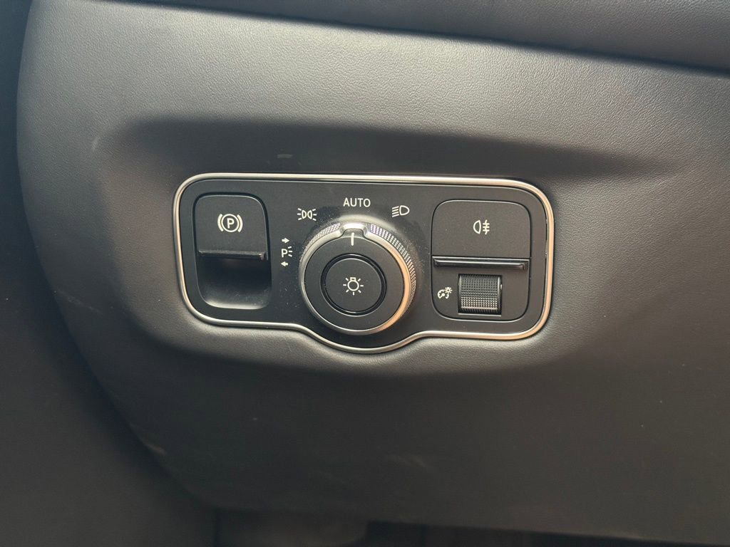 Used 2023 Aston Martin V8 Vantage Roadster image 45