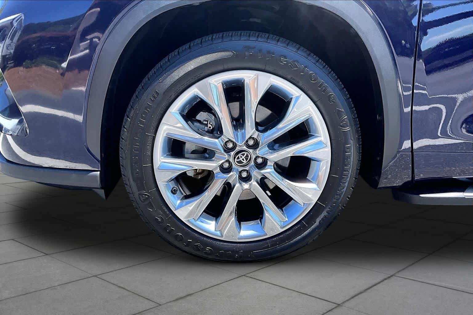 Used 2023 Toyota Highlander Limited FWD image 11