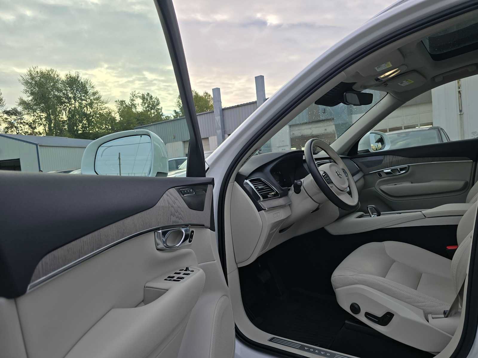 Certified 2025 Volvo XC90 T8 Plus w/ Protection Package Premier AWD/4WD image 22
