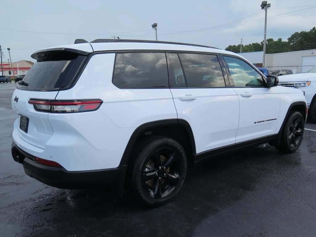 Used 2024 Jeep Grand Cherokee L Altitude RWD image 3