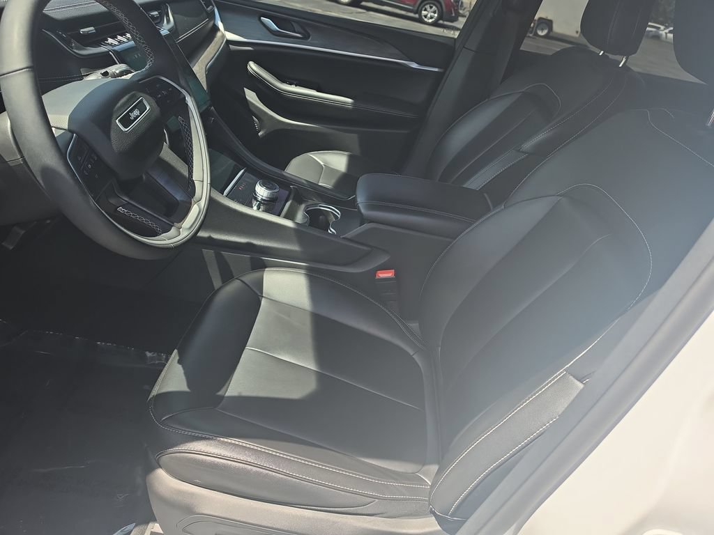 Used 2024 Jeep Grand Cherokee L Limited w/ Black Appearance Package AWD/4WD image 10