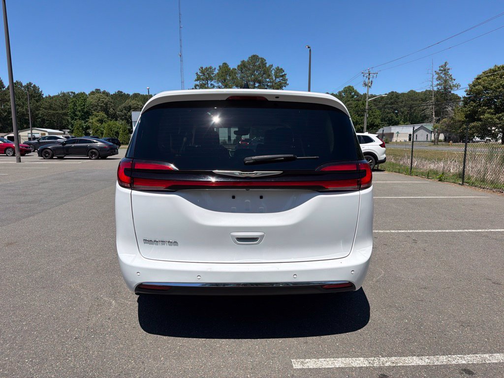 Used 2024 Chrysler Pacifica Touring-L FWD image 10