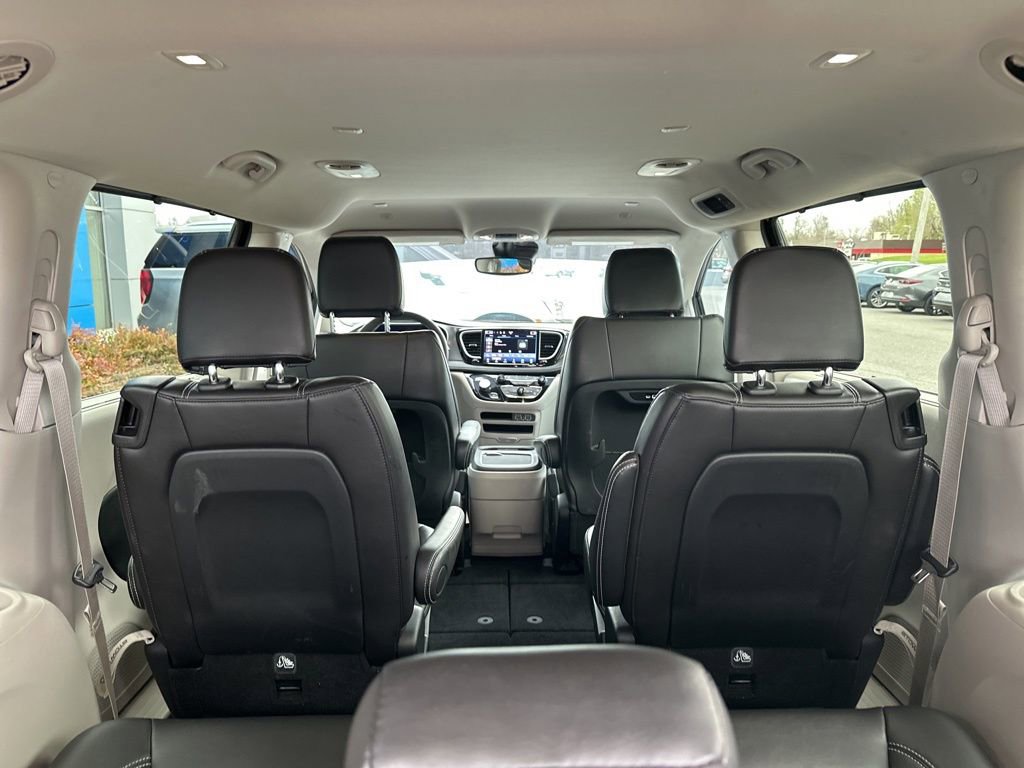 Used 2024 Chrysler Pacifica Touring-L image 12