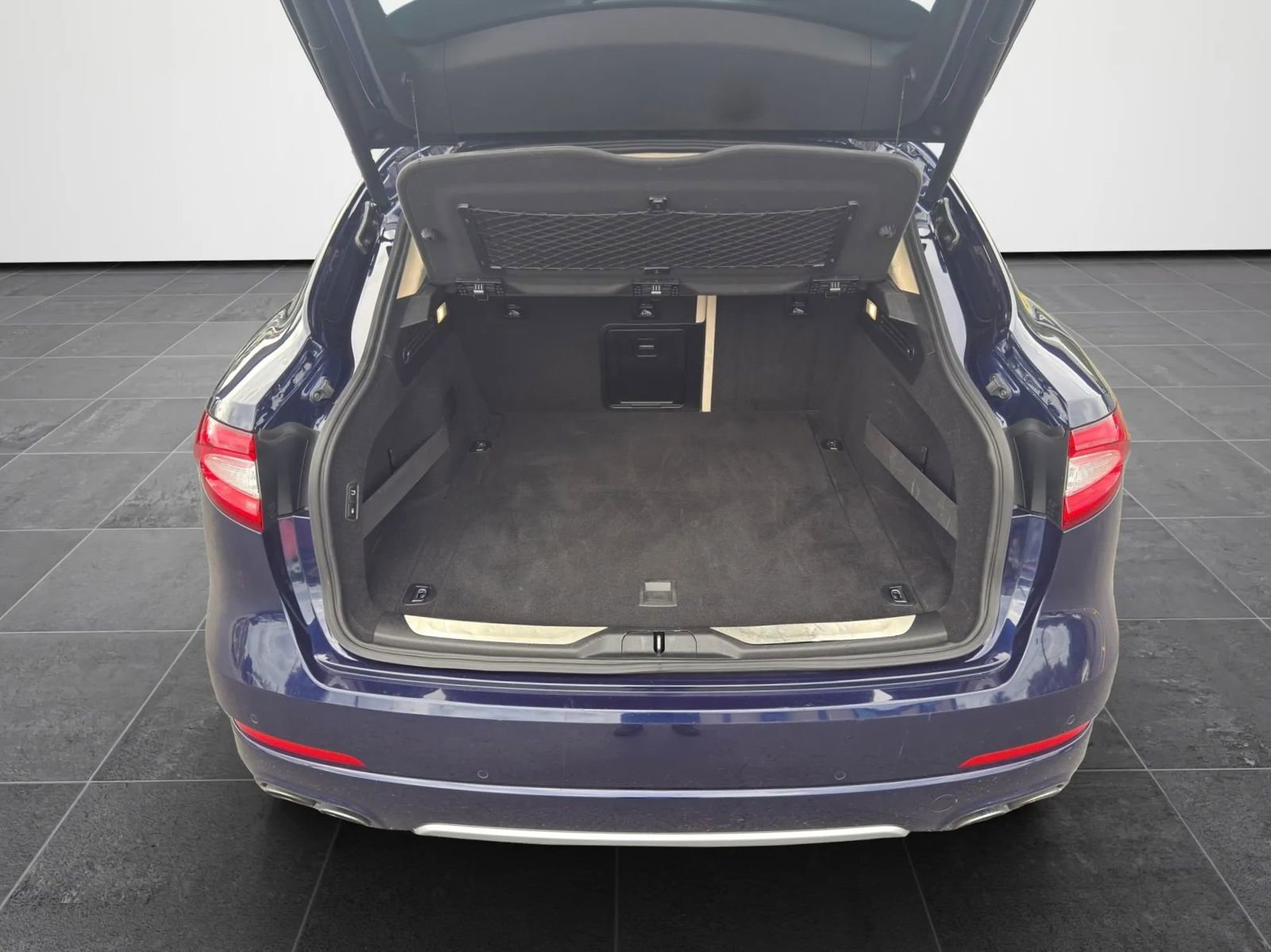 Used 2017 Maserati Levante w/ Luxury Package AWD/4WD image 31