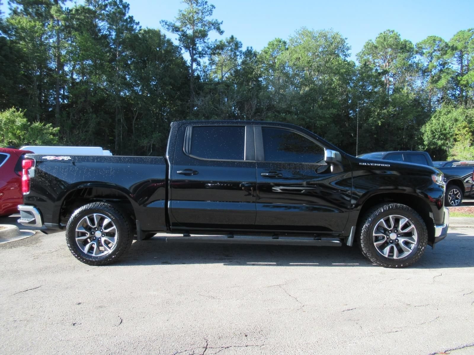 Used 2022 Chevrolet Silverado 1500 LT AWD/4WD image 2