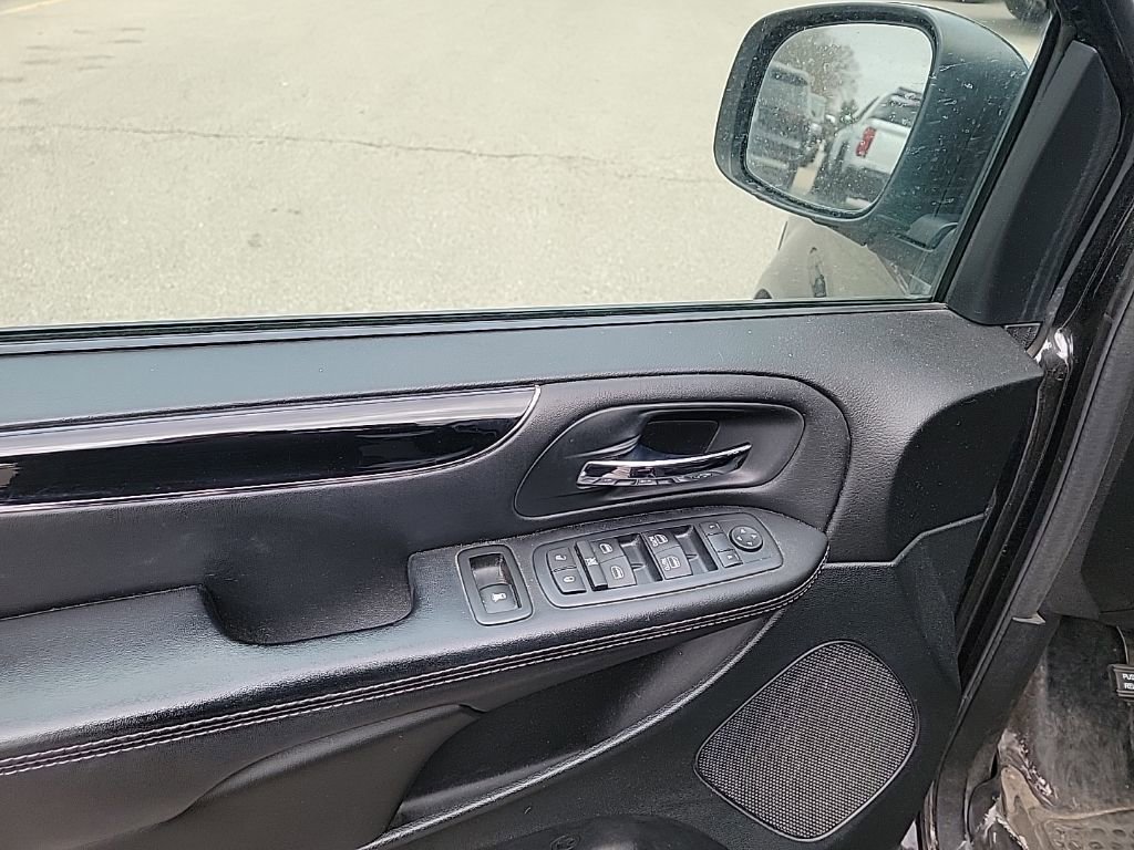 Used 2016 Dodge Grand Caravan SE image 31