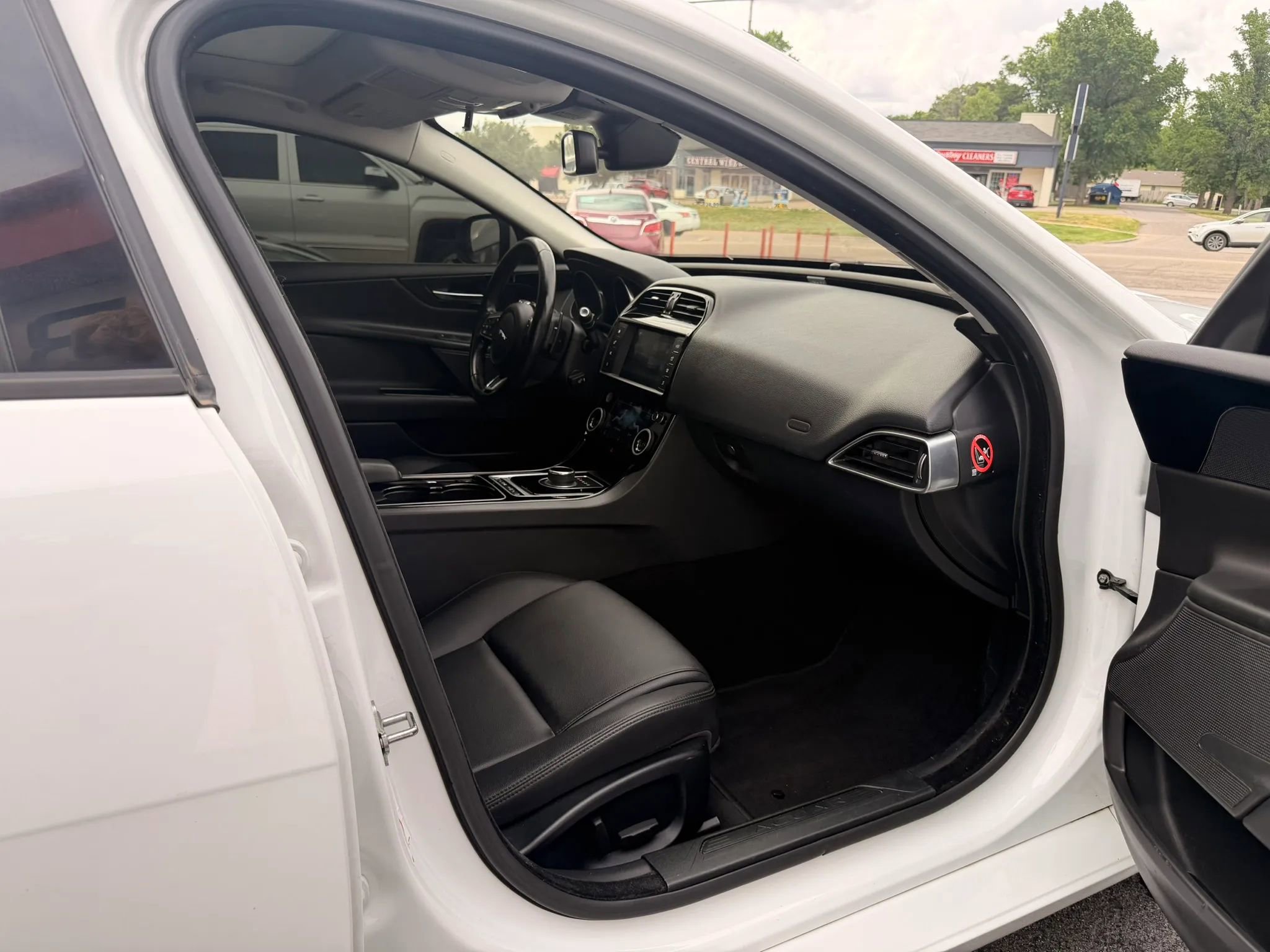 Used 2017 Jaguar XE RWD image 31