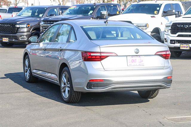 Used 2024 Volkswagen Jetta SE image 2
