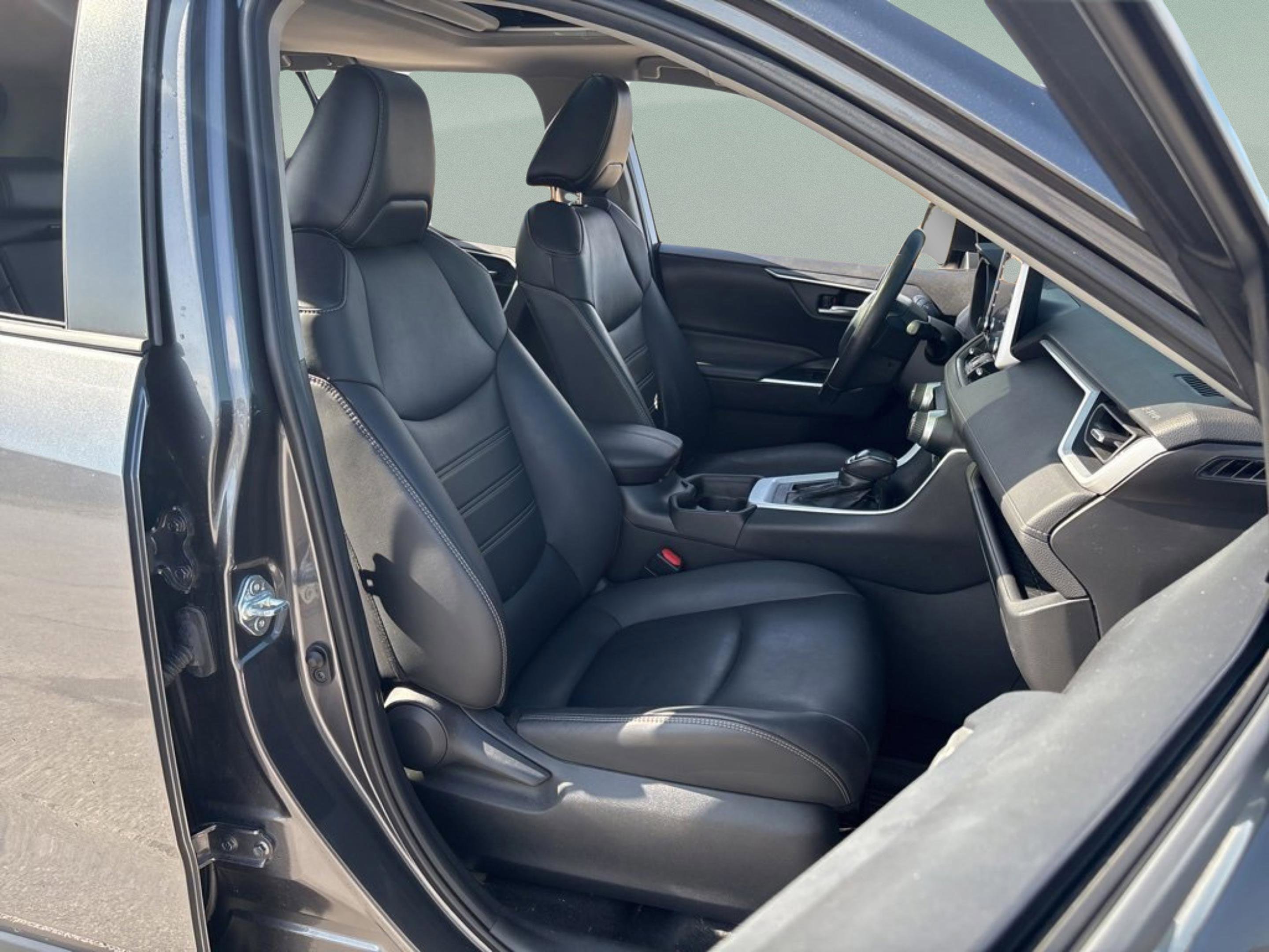 Used 2021 Toyota RAV4 XLE Premium image 43