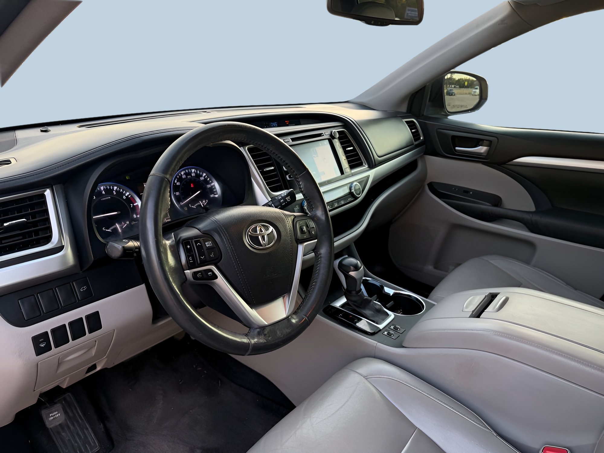 Used 2015 Toyota Highlander XLE FWD image 3