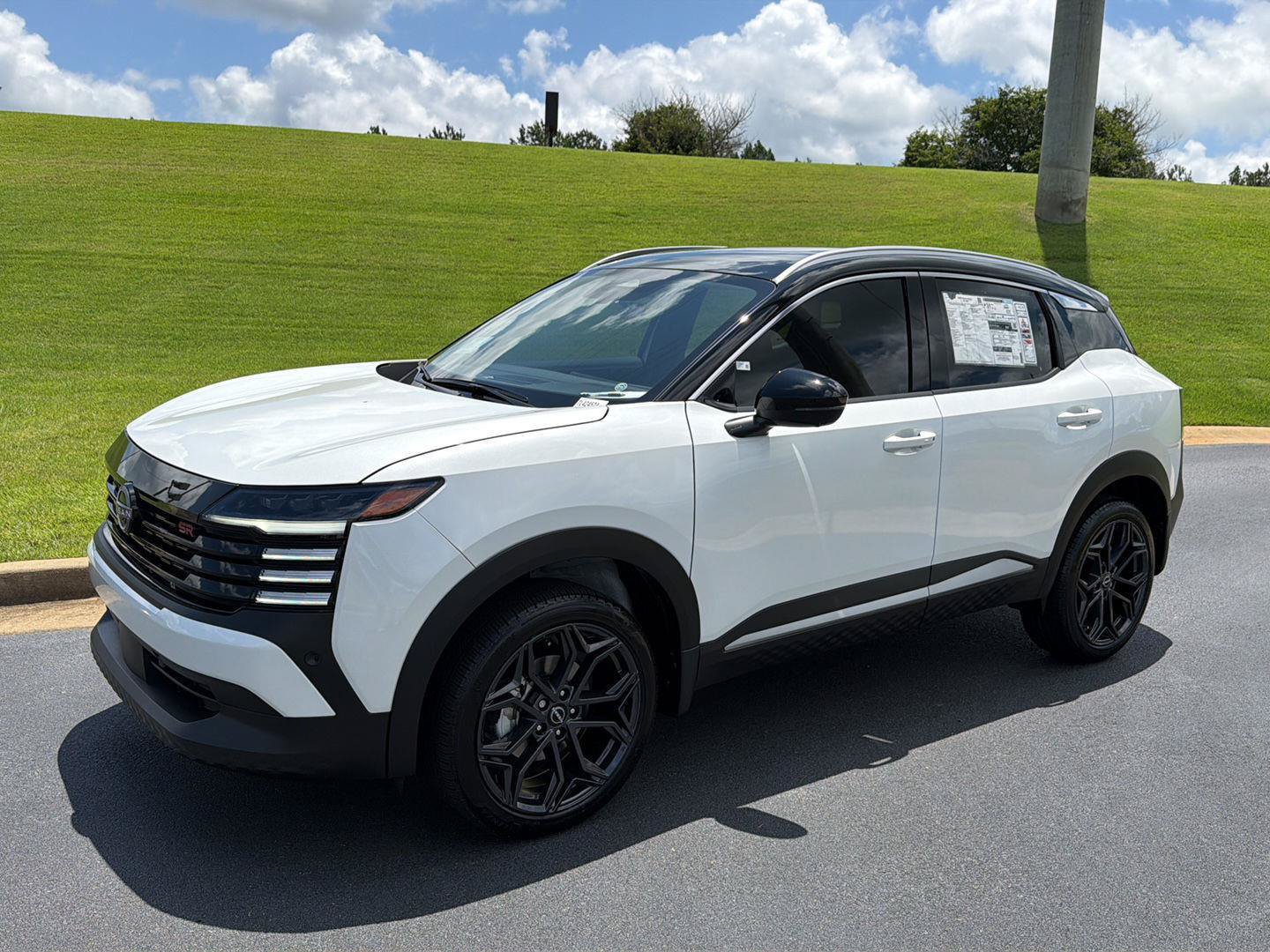 New 2026 Nissan Kicks SR FWD image 1