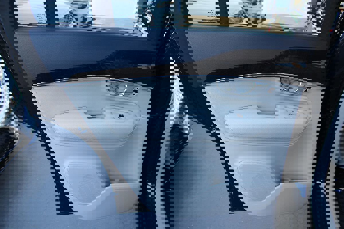 Used 2017 Volvo XC90 T6 Momentum w/ Vision Package image 26