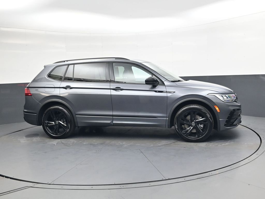 Used 2024 Volkswagen Tiguan SE R-Line image 3