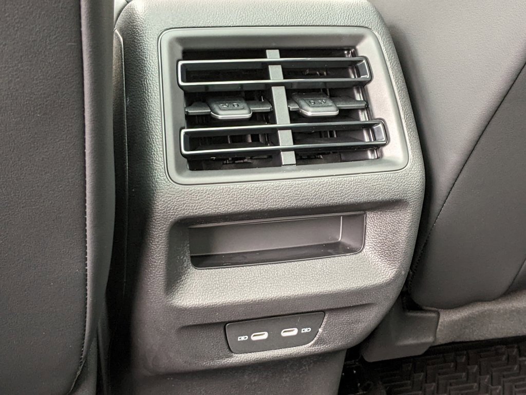 New 2025 Volkswagen Tiguan SE image 24