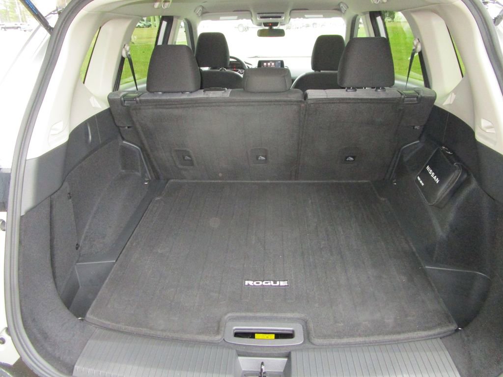 Used 2023 Nissan Rogue SV image 11
