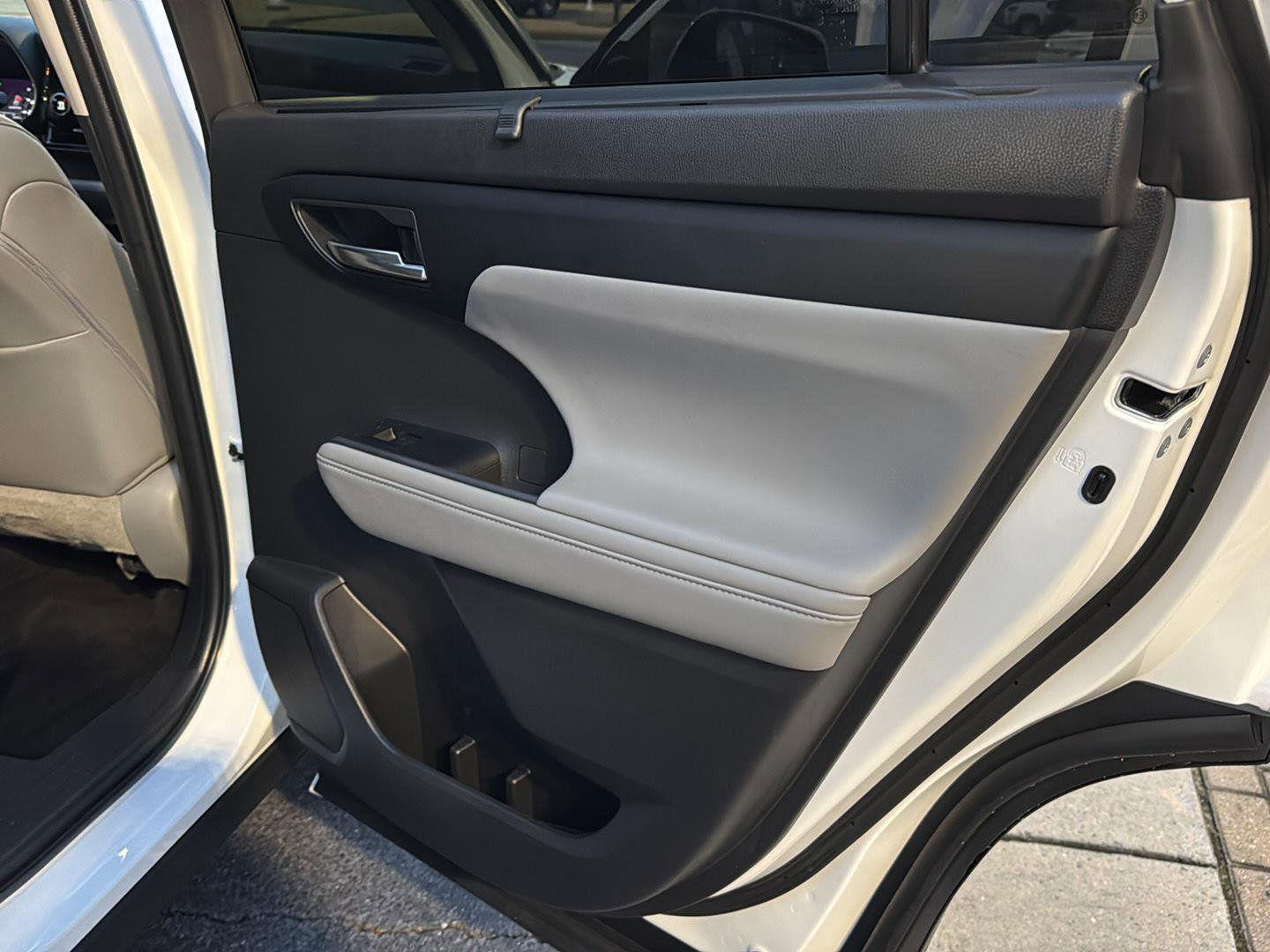 Used 2022 Toyota Highlander XLE image 14
