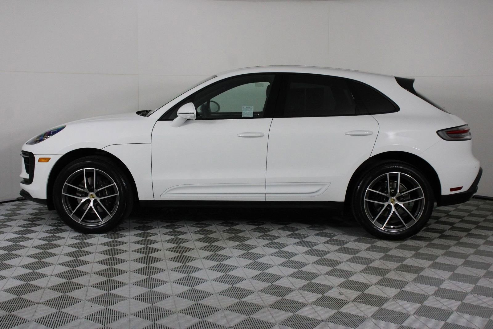 Certified 2025 Porsche Macan image 2