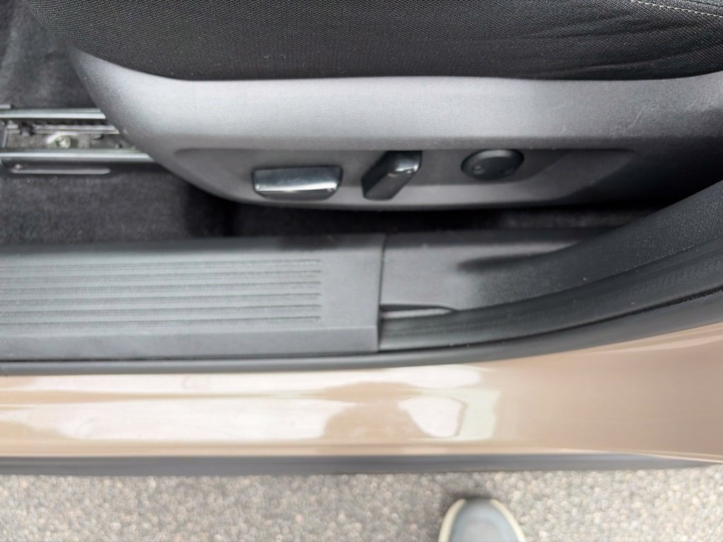 Certified 2025 Nissan Rogue SV FWD image 19