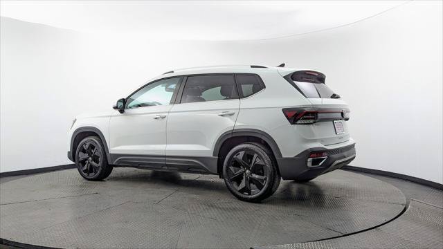 Used 2025 Volkswagen Taos SE w/ Panoramic Sunroof Package FWD image 6