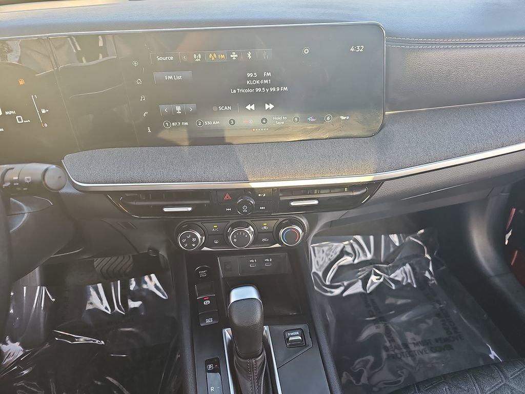 Used 2025 Nissan Kicks SV image 19