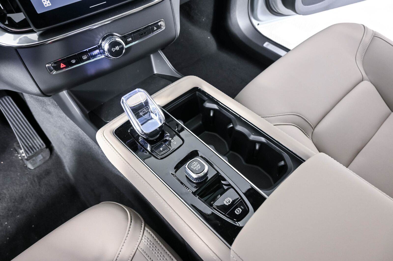 New 2026 Volvo XC90 B6 Plus w/ Protection Package Premier AWD/4WD image 15