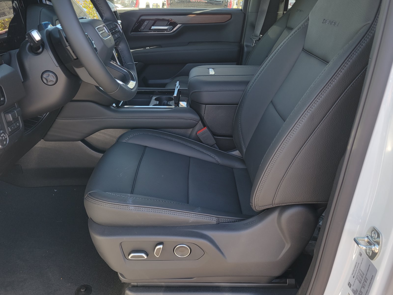 New 2026 GMC Yukon XL Denali w/ Denali Reserve Package AWD/4WD image 6