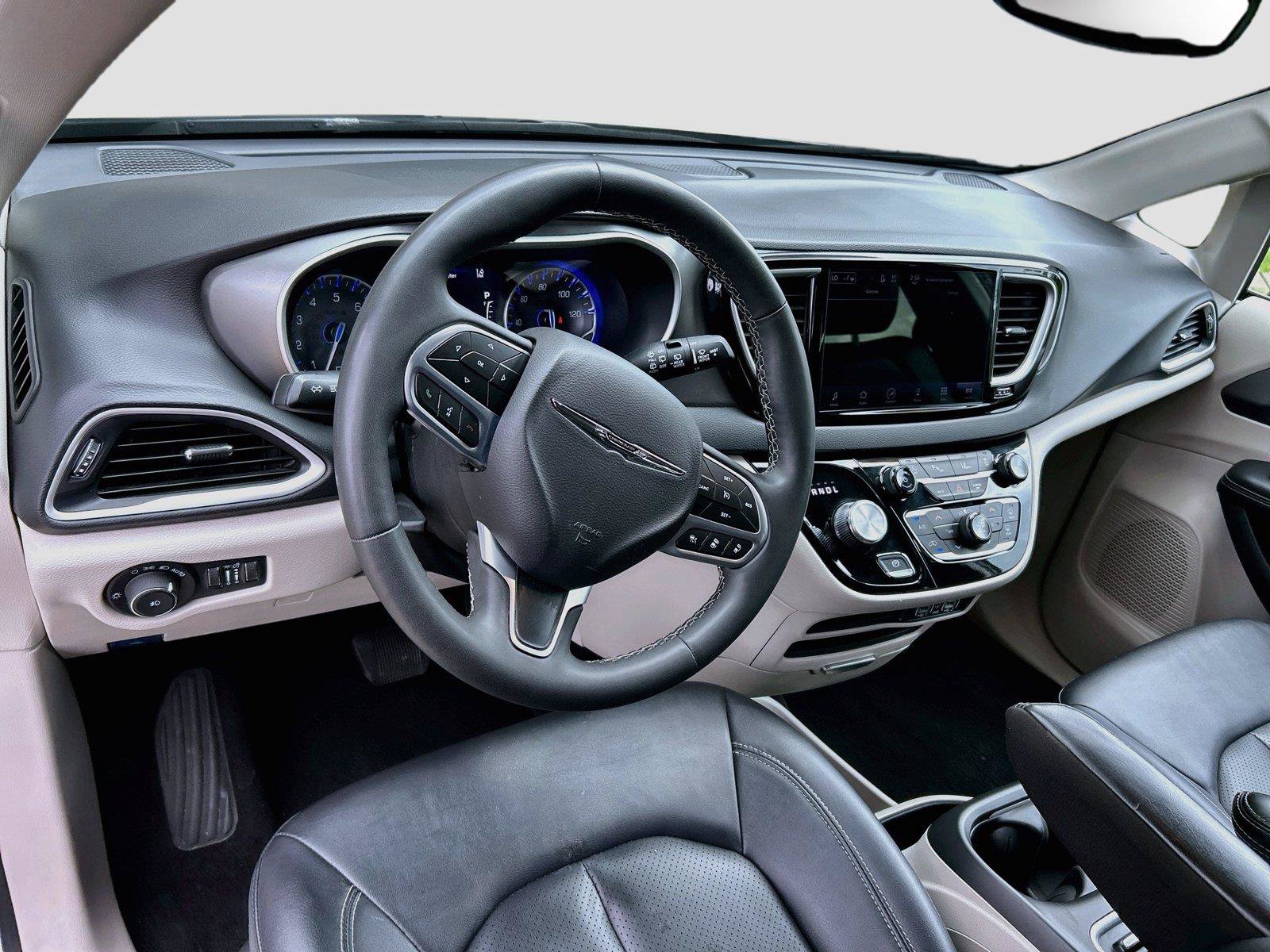 Used 2024 Chrysler Pacifica Touring-L FWD image 39