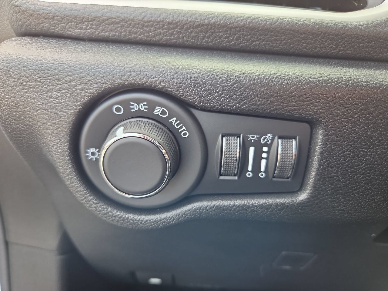 New 2027 Chrysler Pacifica Select w/ Family Tech Group FWD image 31