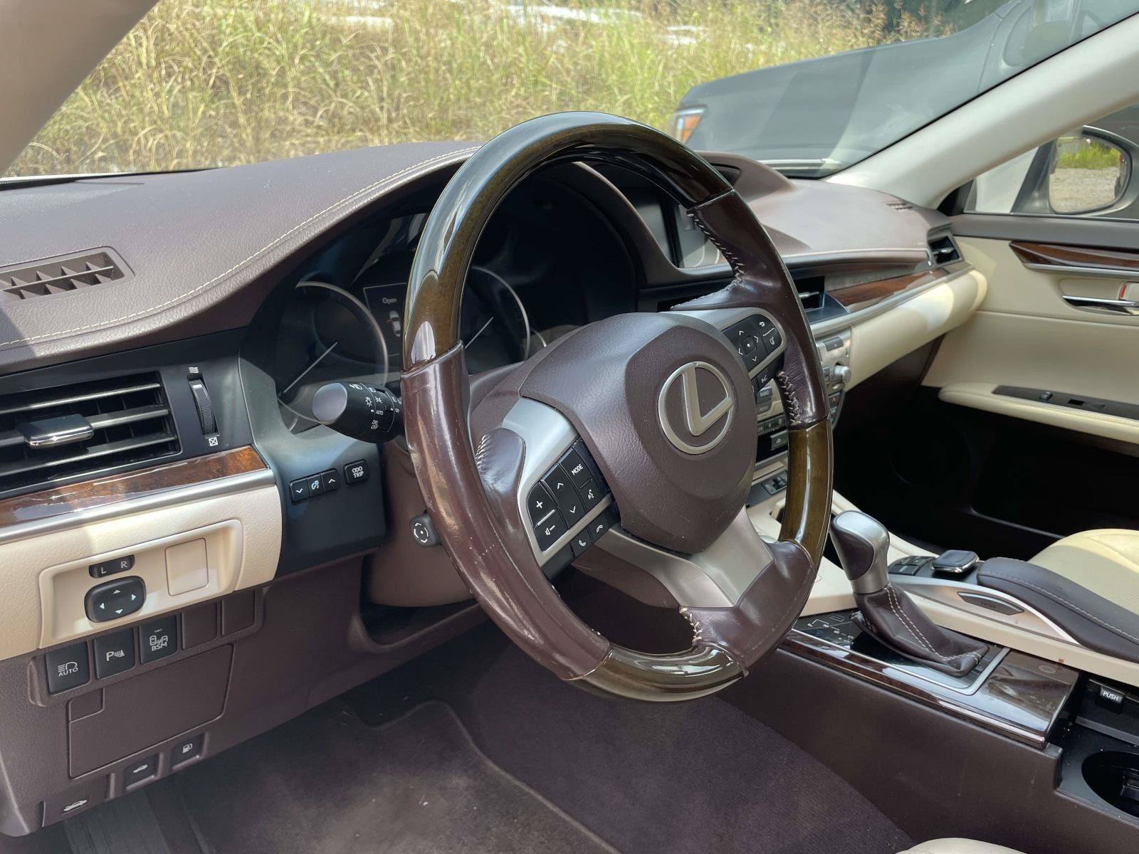 Used 2016 Lexus ES 350 w/ Luxury Package w/Wood Trim FWD image 12