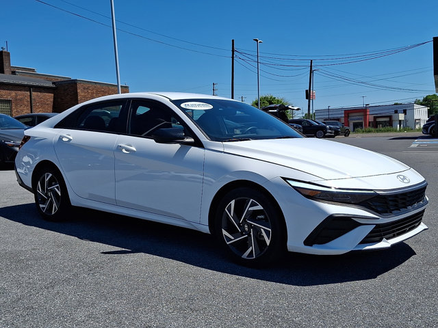 Certified 2025 Hyundai Elantra SEL FWD image 3