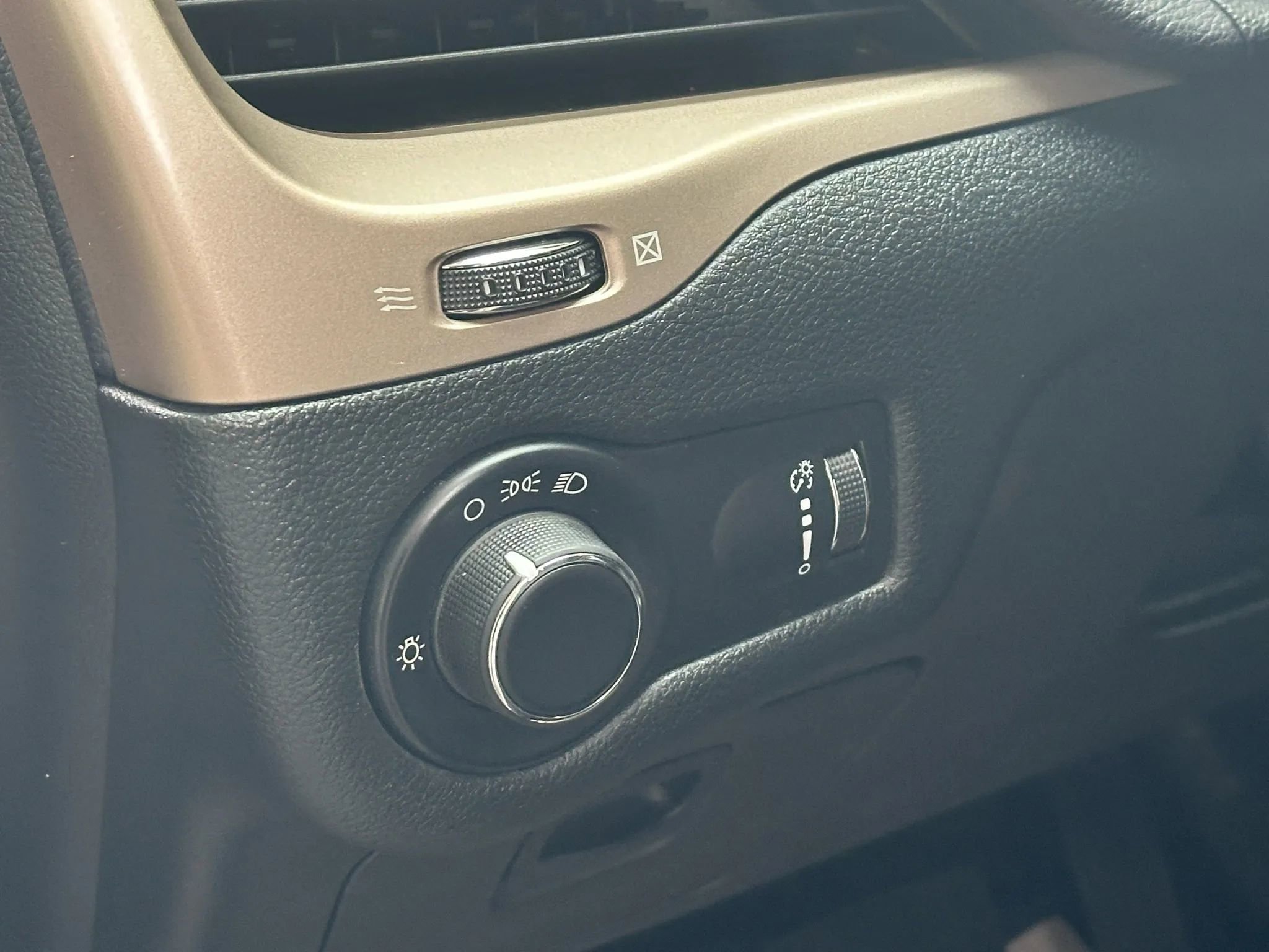 Used 2014 Jeep Cherokee Sport image 35