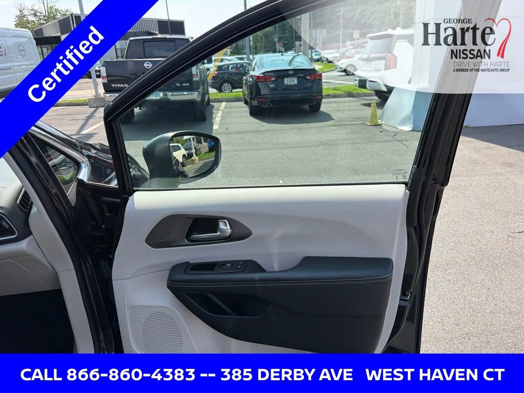 Used 2023 Chrysler Pacifica Touring-L FWD image 27