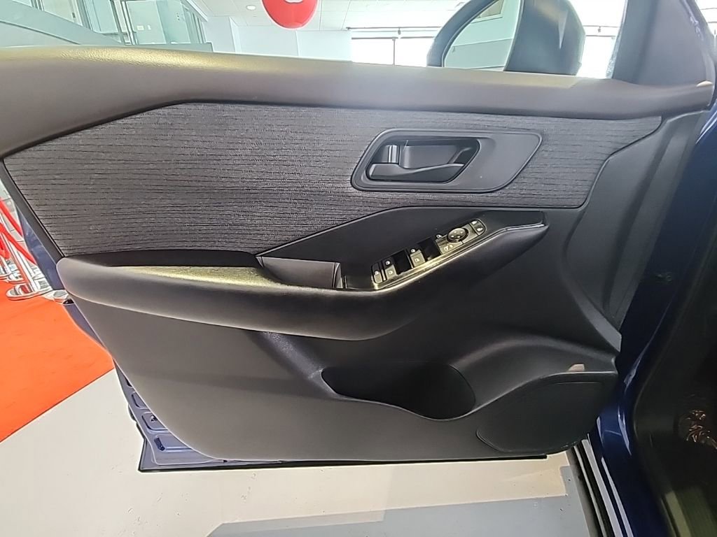 Used 2023 Nissan Rogue S image 18