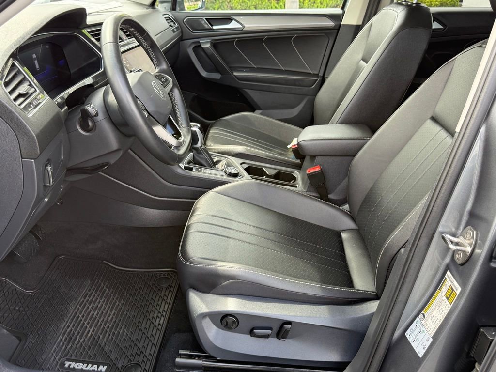 Used 2022 Volkswagen Tiguan SE w/ Panoramic Sunroof Package image 13