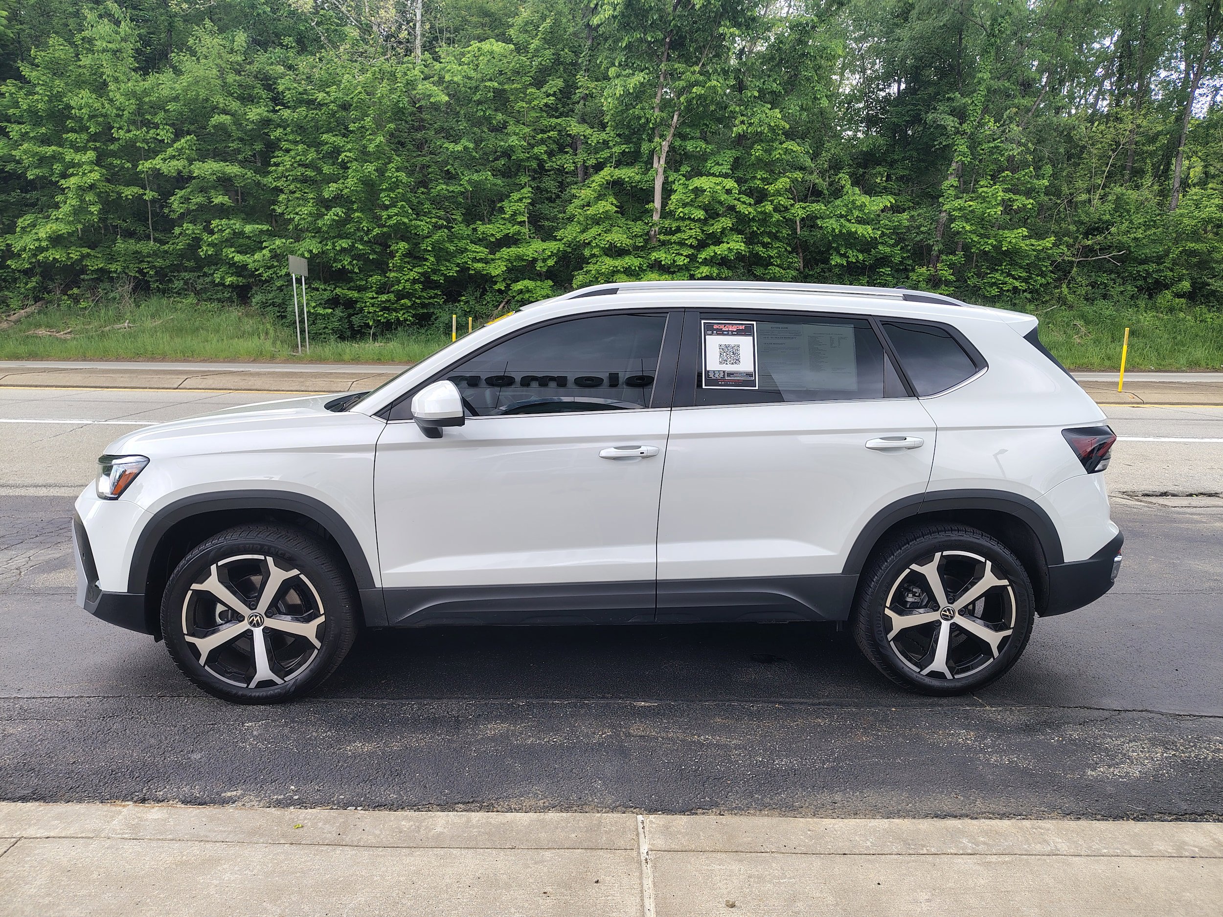 Used 2025 Volkswagen Taos SEL AWD/4WD image 4