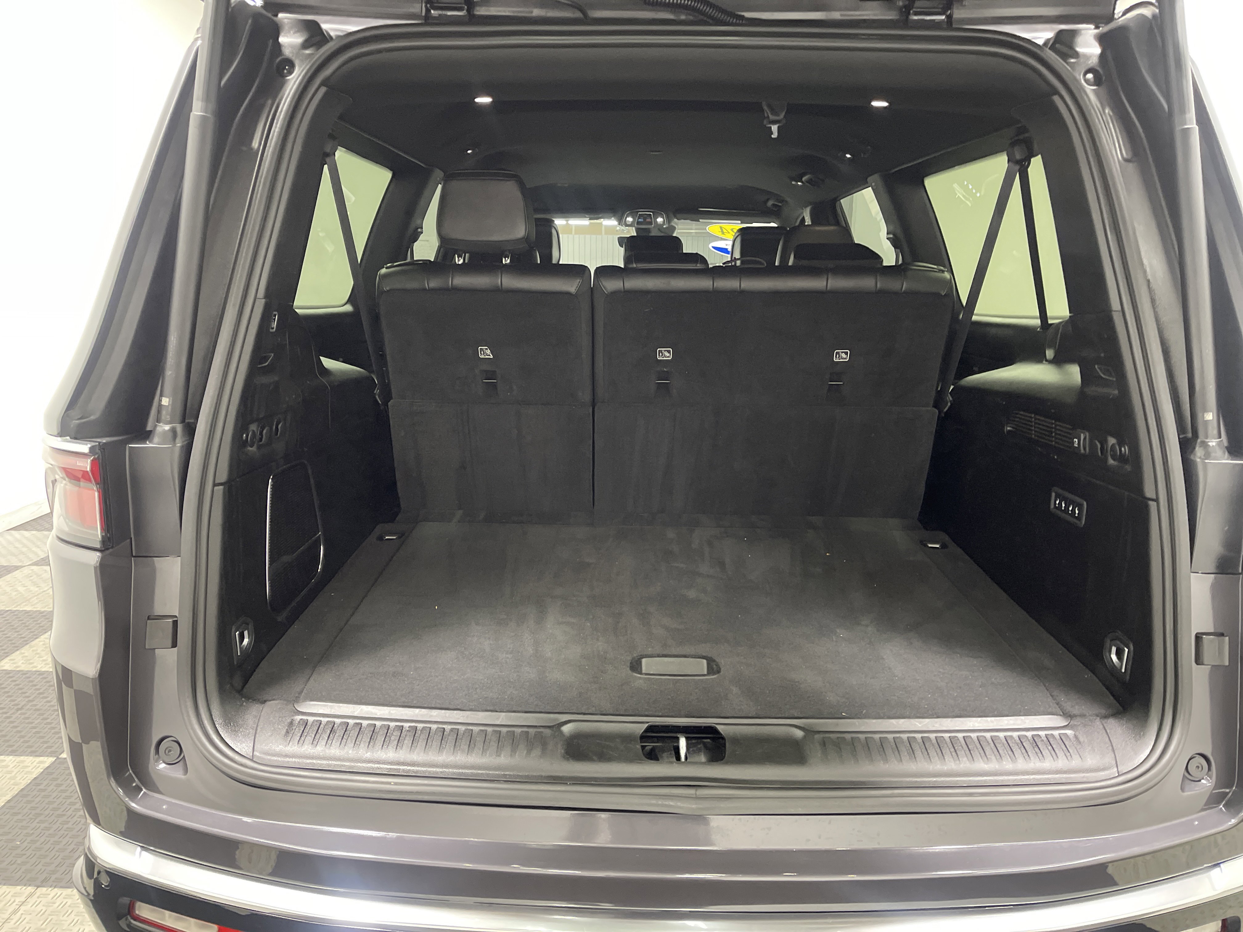 Used 2024 Jeep Wagoneer L Series II w/ Flexible Seating Group image 18