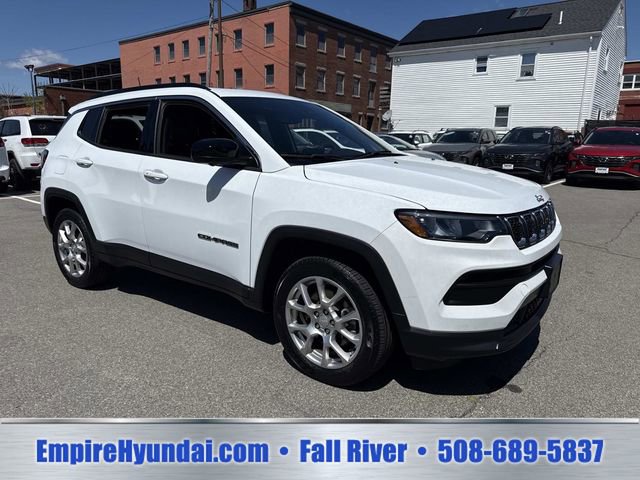 Used 2023 Jeep Compass Latitude w/ Sun and Sound Group AWD/4WD image 2