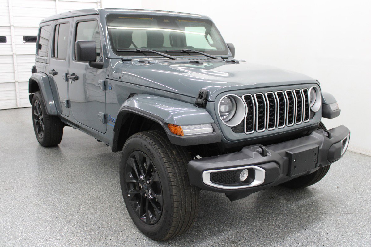 Used 2025 Jeep Wrangler Unlimited Sahara w/ Safety Group image 4