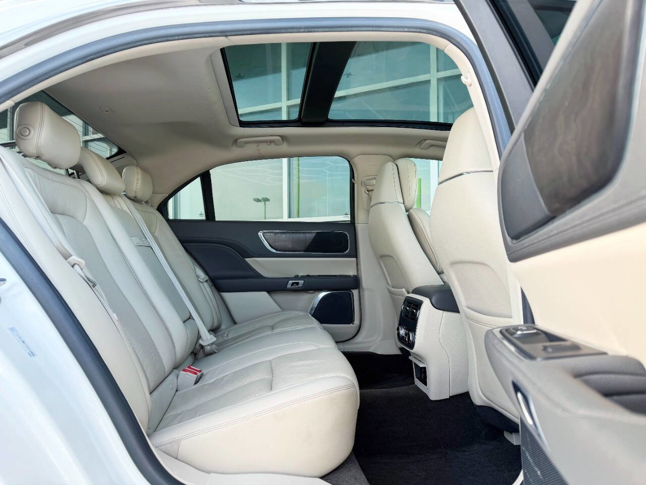 Used 2017 Lincoln Continental Reserve w/ Climate Package image 16