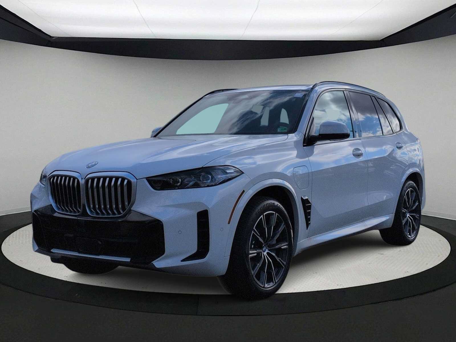 Used 2026 BMW X5 xDrive50e w/ M Sport Package AWD/4WD image 4