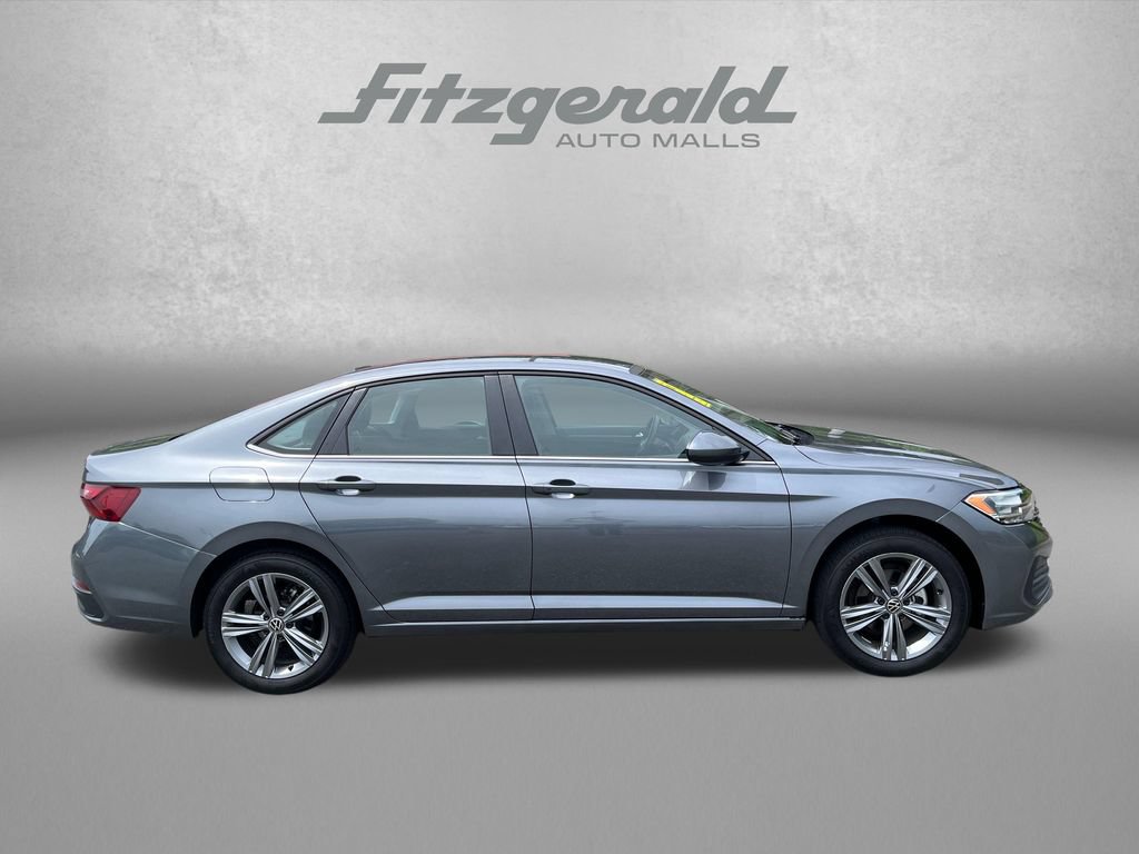 Used 2024 Volkswagen Jetta SE FWD image 3