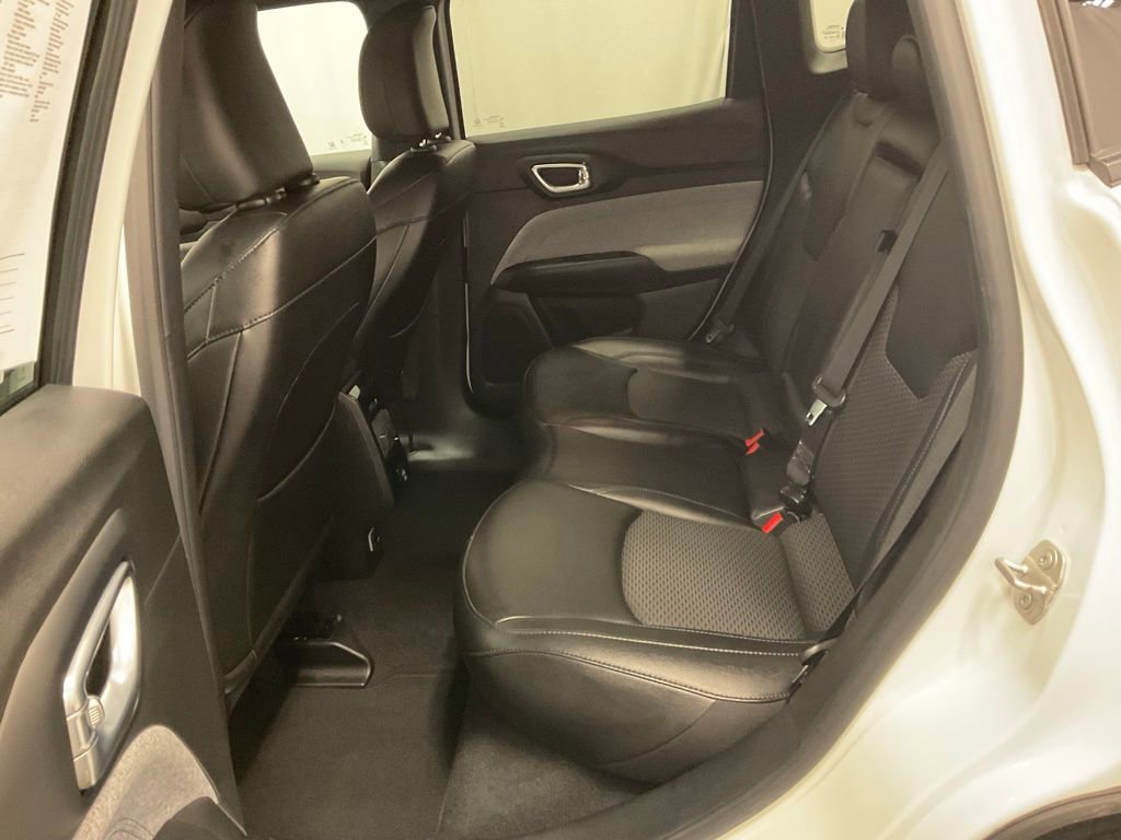 Used 2024 Jeep Compass Latitude image 33