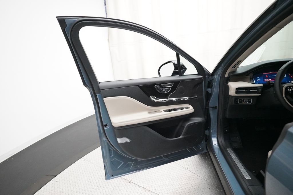 Used 2025 Lincoln Corsair Reserve w/ Towing Package image 28