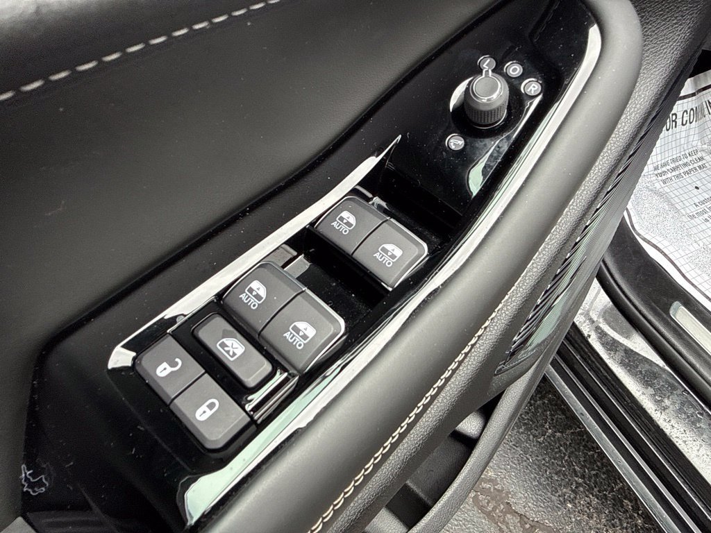 Used 2023 Jeep Grand Cherokee Overland w/ Luxury Tech Group IV AWD/4WD image 23