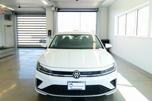 New 2025 Volkswagen Jetta SE image 2