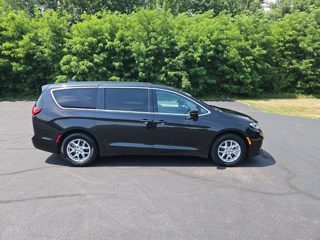 Used 2024 Chrysler Pacifica Touring-L FWD image 8