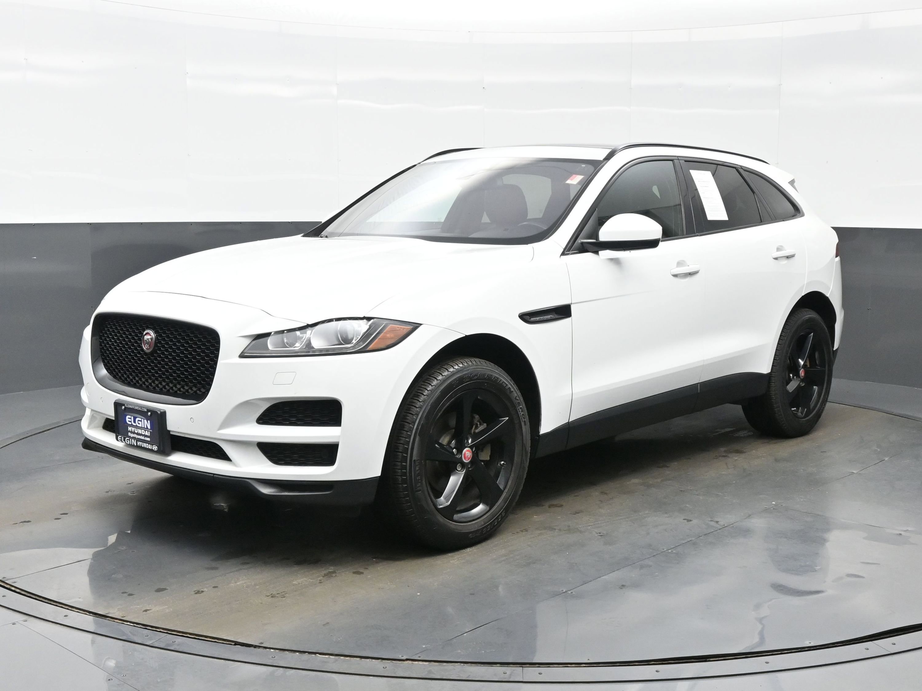 Used 2018 Jaguar F-PACE Premium image 2