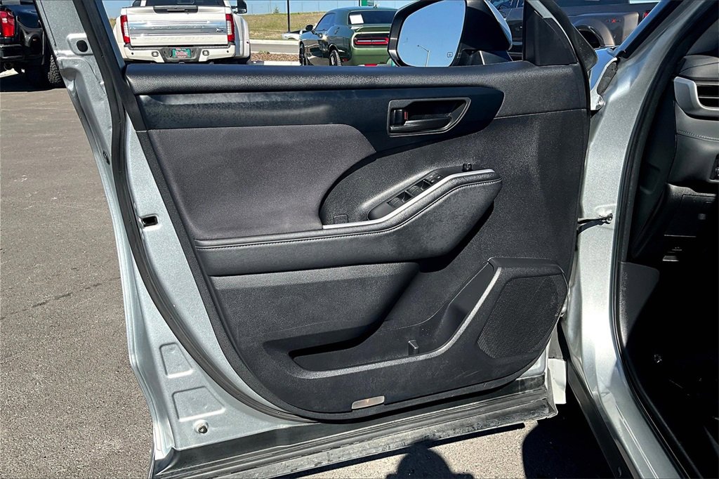 Used 2024 Toyota Highlander LE image 23