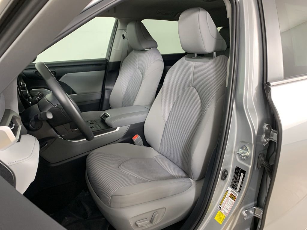 Used 2024 Toyota Highlander LE AWD/4WD image 28