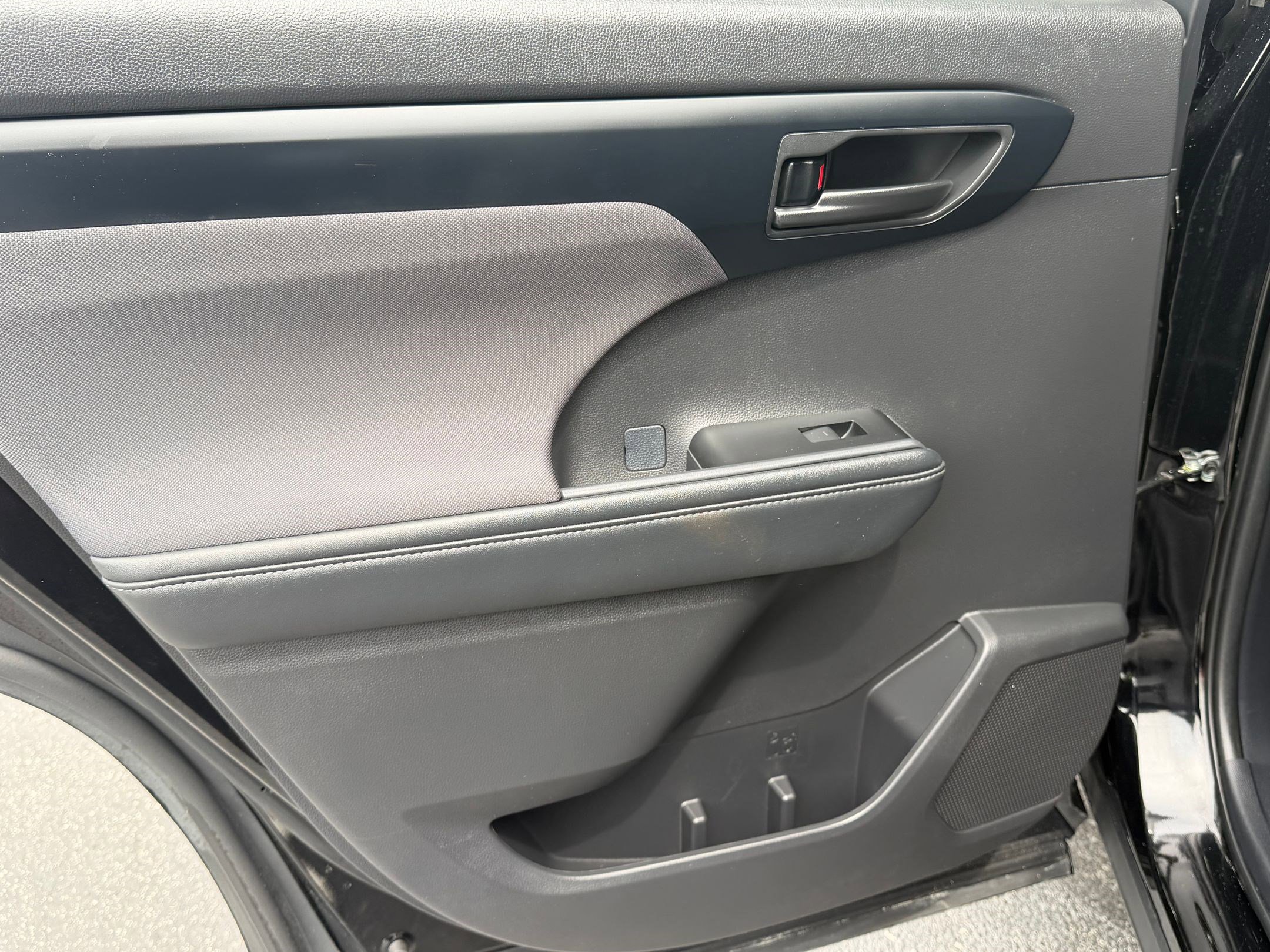 Used 2025 Toyota Highlander LE image 27